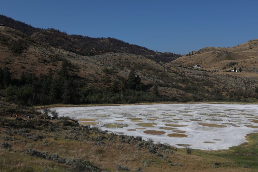 Nation members make their way down to kłlilx’w (Spotted Lake) for the opening ceremony of the nation’s annual general assembly and Youth leadership summit in sw̓iw̓s (Osoyoos) in syilx Okangan homelands on July 24. Photo by Aaron Hemens