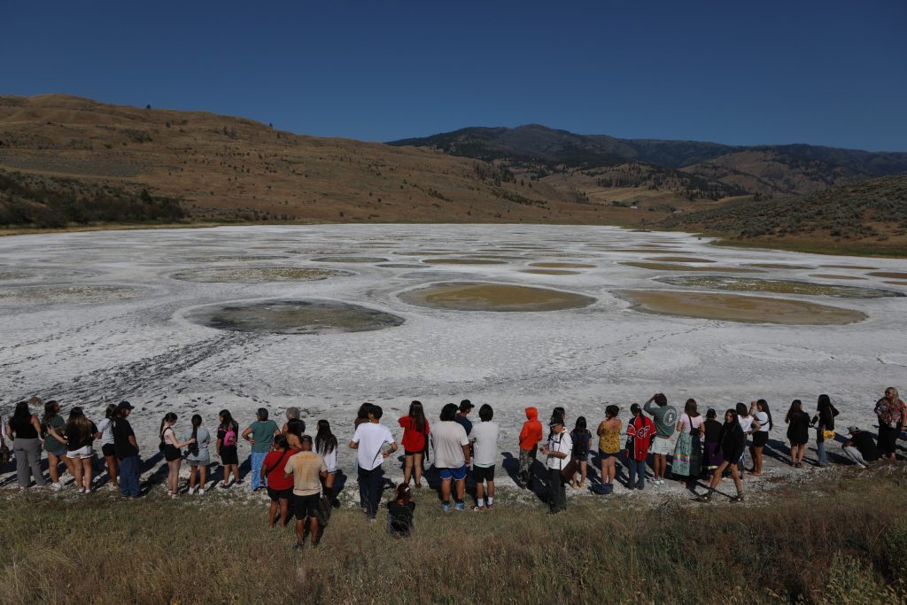 Youth from across the nation lined the outer rim of kłlilx’w (Spotted Lake) during the opening ceremony of the nation’s annual general assembly and Youth leadership summit in sw̓iw̓s (Osoyoos) in syilx Okangan homelands on July 24. Photo by Aaron Hemens