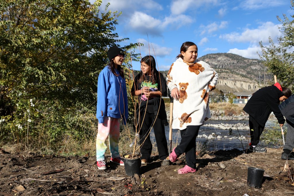 Elementary students from Outma Sqilx’w Cultural School prepare to plant trees and shrubs in the land surrounding the fish passage site at Okanagan Lake Dam in sn’pink’tn (Penticton) on Nov. 7. Photo by Aaron Hemens